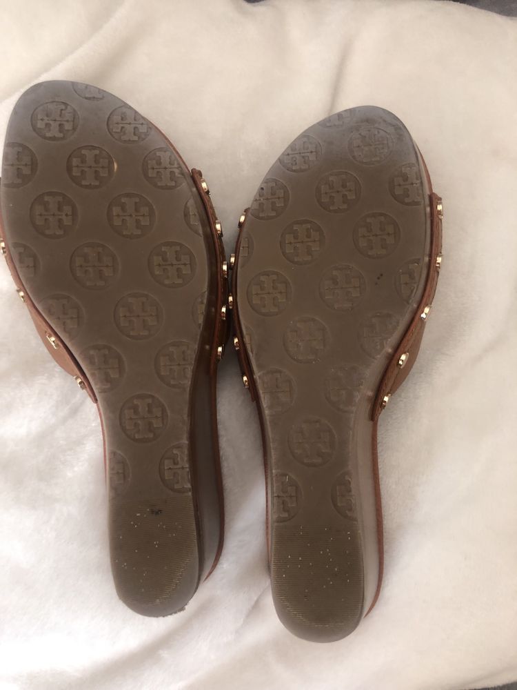 Skorzane klapki na koturnie Tory Burch r.39