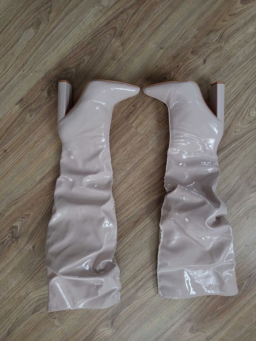 Чудові лакові високі сапоги