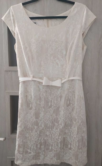 Koronkowa sukienka 48