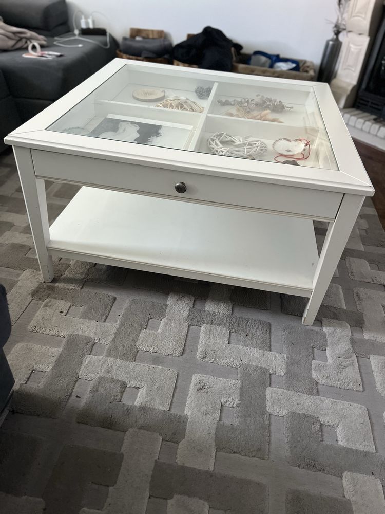 Mesa de centro com gaveta