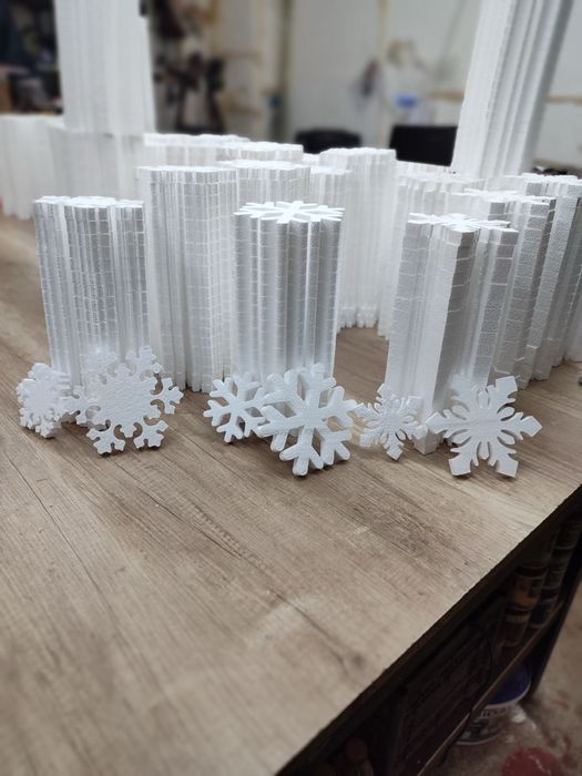 Сніжинки з пінопласту