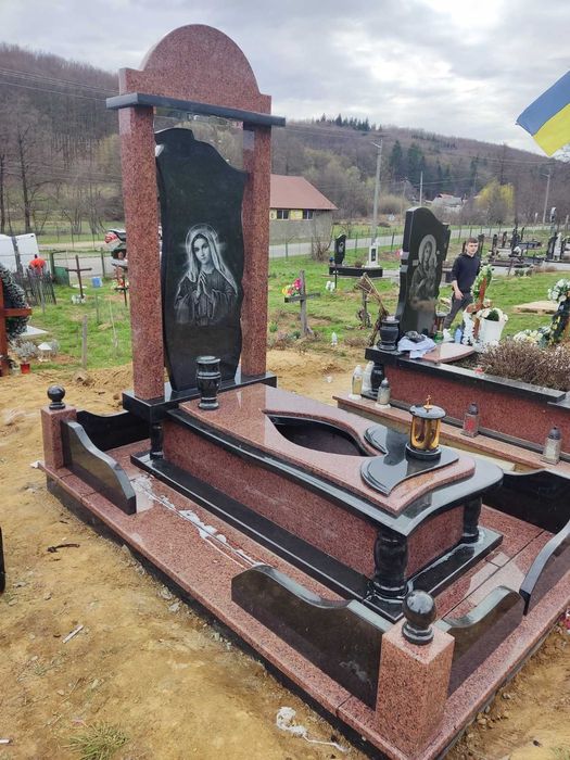 Вироби з граніту, пам'ятники, паркани, столичні, підвіконники, сходи.