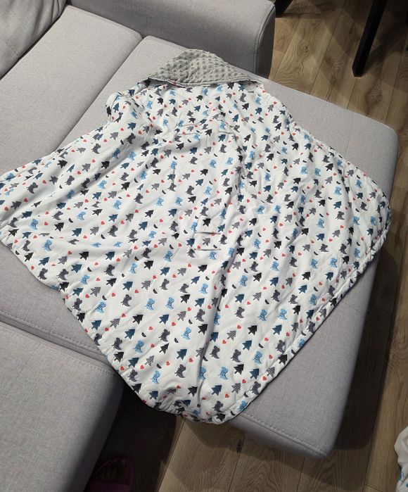 Rożek otulacz do fotelika dla chłopca. Nowy