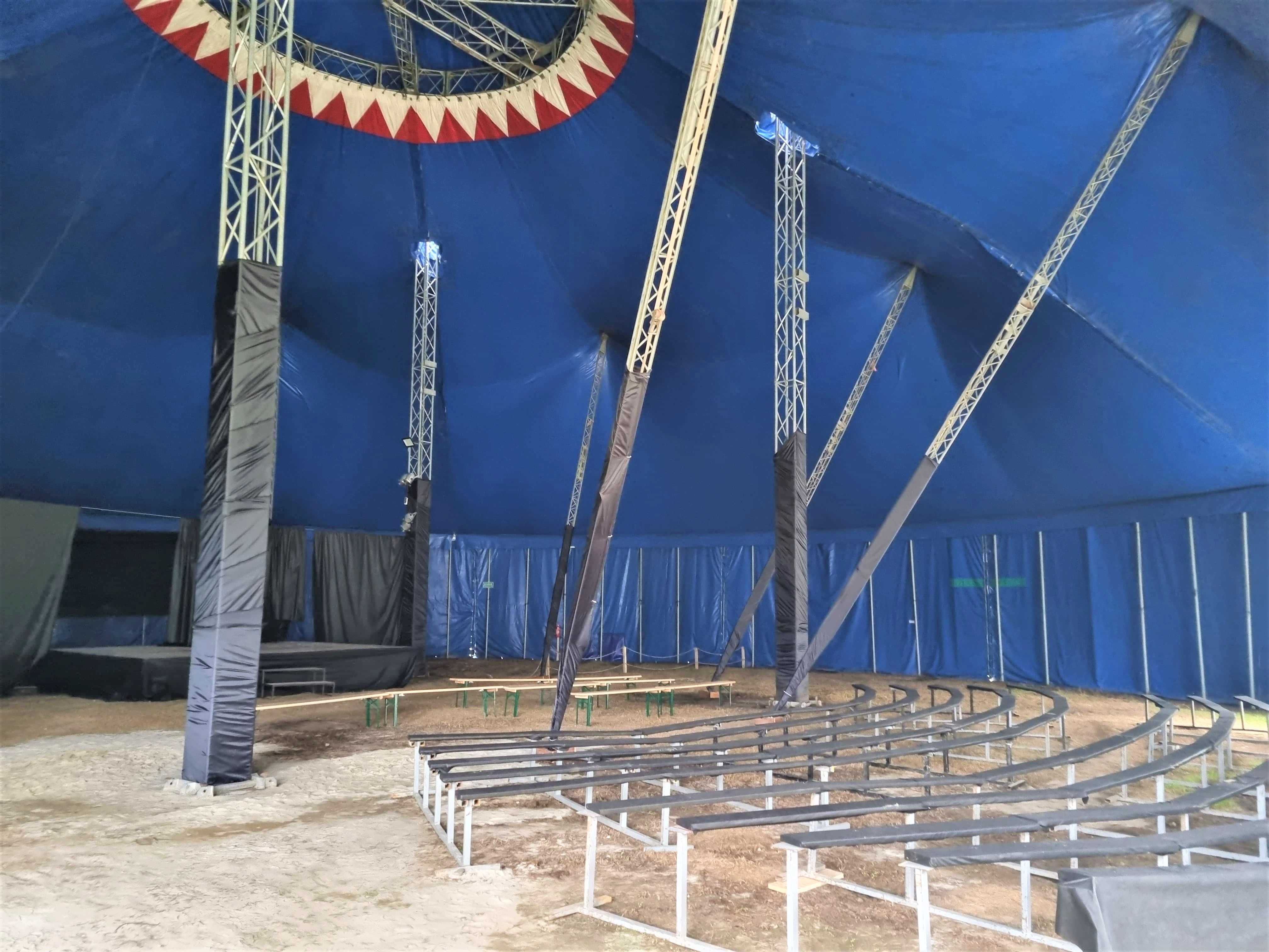 Ogromny, kremowy namiot cyrkowy Scolateloni 2008/2017