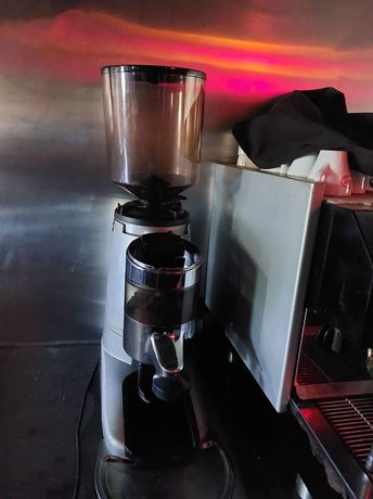 Máquina de café profissional mais moinho