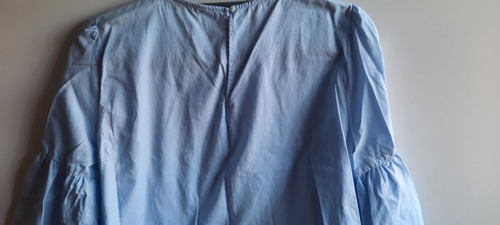 Blusa azul com pérolas Tam.M da Zara