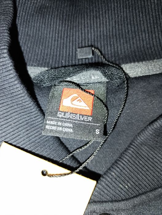 Quicksilver black tamanho S mas penso que é um intermédio para M