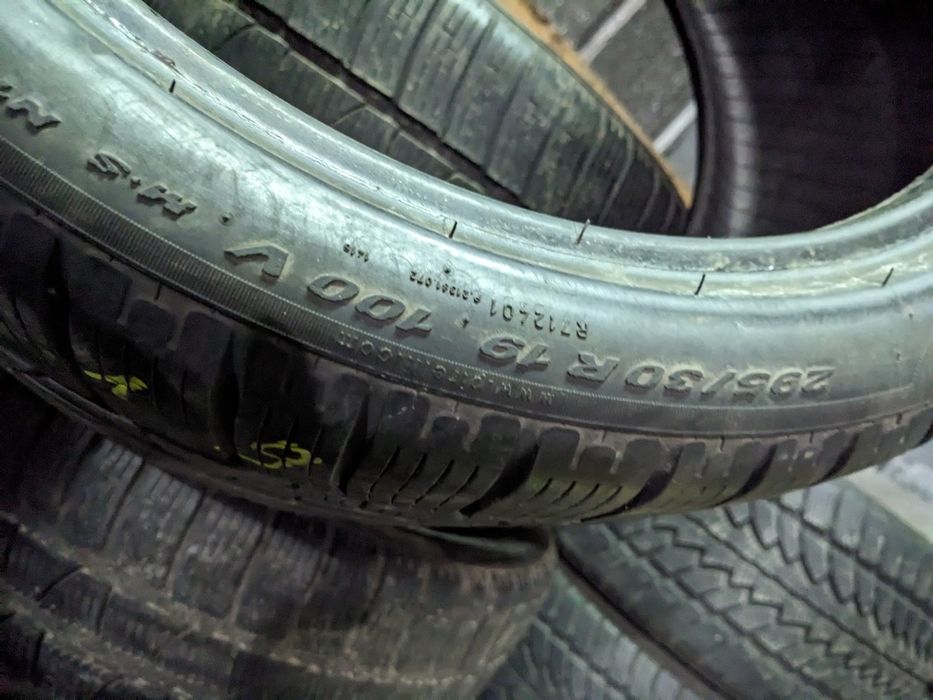 295/30R19 Pirelli