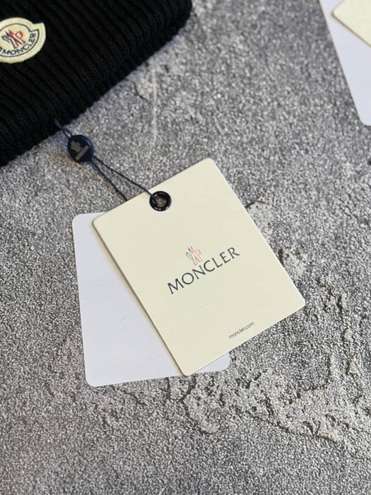 Продам шапку Moncler