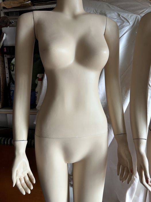 3 manequins femininos de corpo inteiro com base de vidro