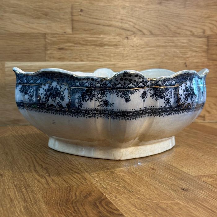 Terrina ou taça muito antiga