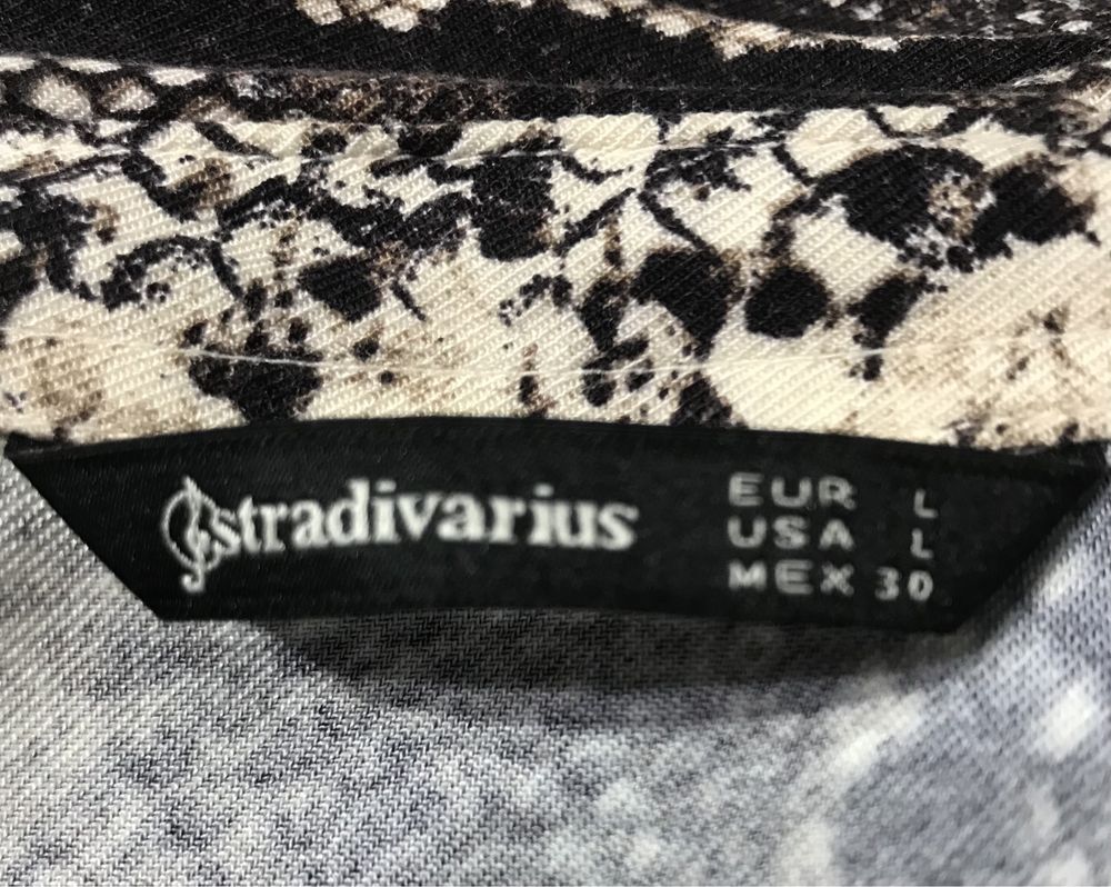 Sukienka w wężowy wzór, wiskoza STRADIVARIUS