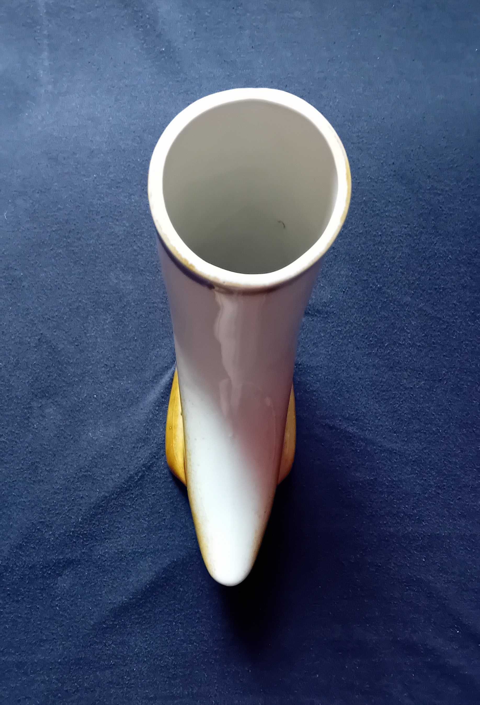 Porcelitowy wazon - róg Mirostowice. PRL.