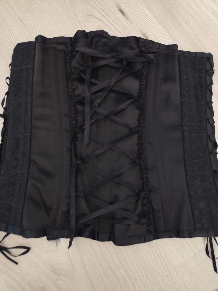Sprzedam bardzo elegancki, gustowny czarny gorset, idealny dla osób sz