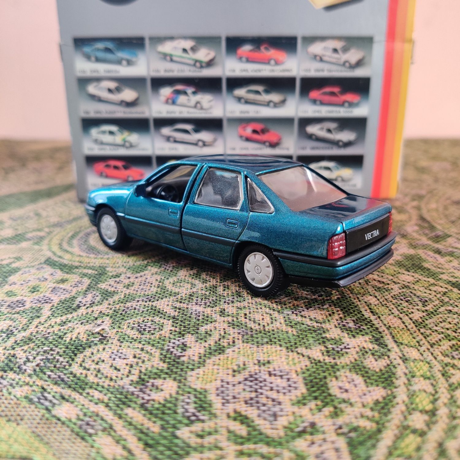 1:43 Opel Vectra A Stufenheck – GAMA Mini