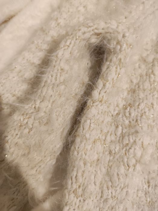 Biały sweterek ze złotą nitką