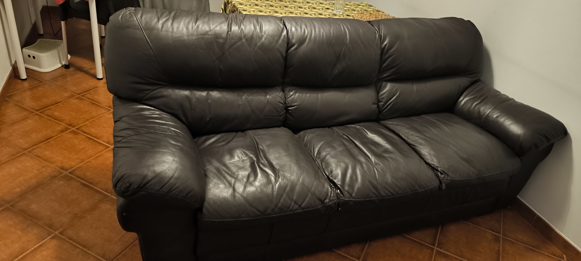 Sofá 3 lugares em pele