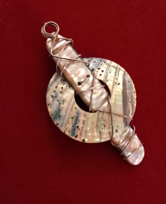 Pendente moderno em madrepérola e fio de prata portuguesa