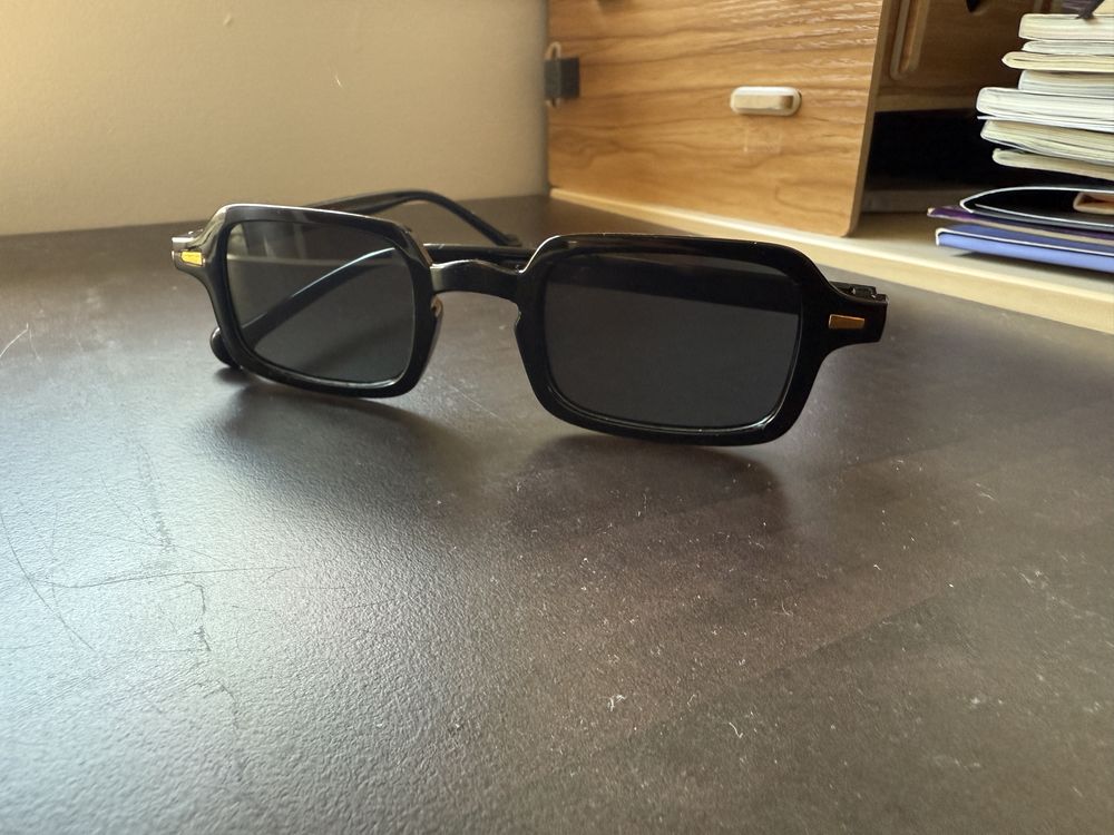 Oculos de sol retro pretos