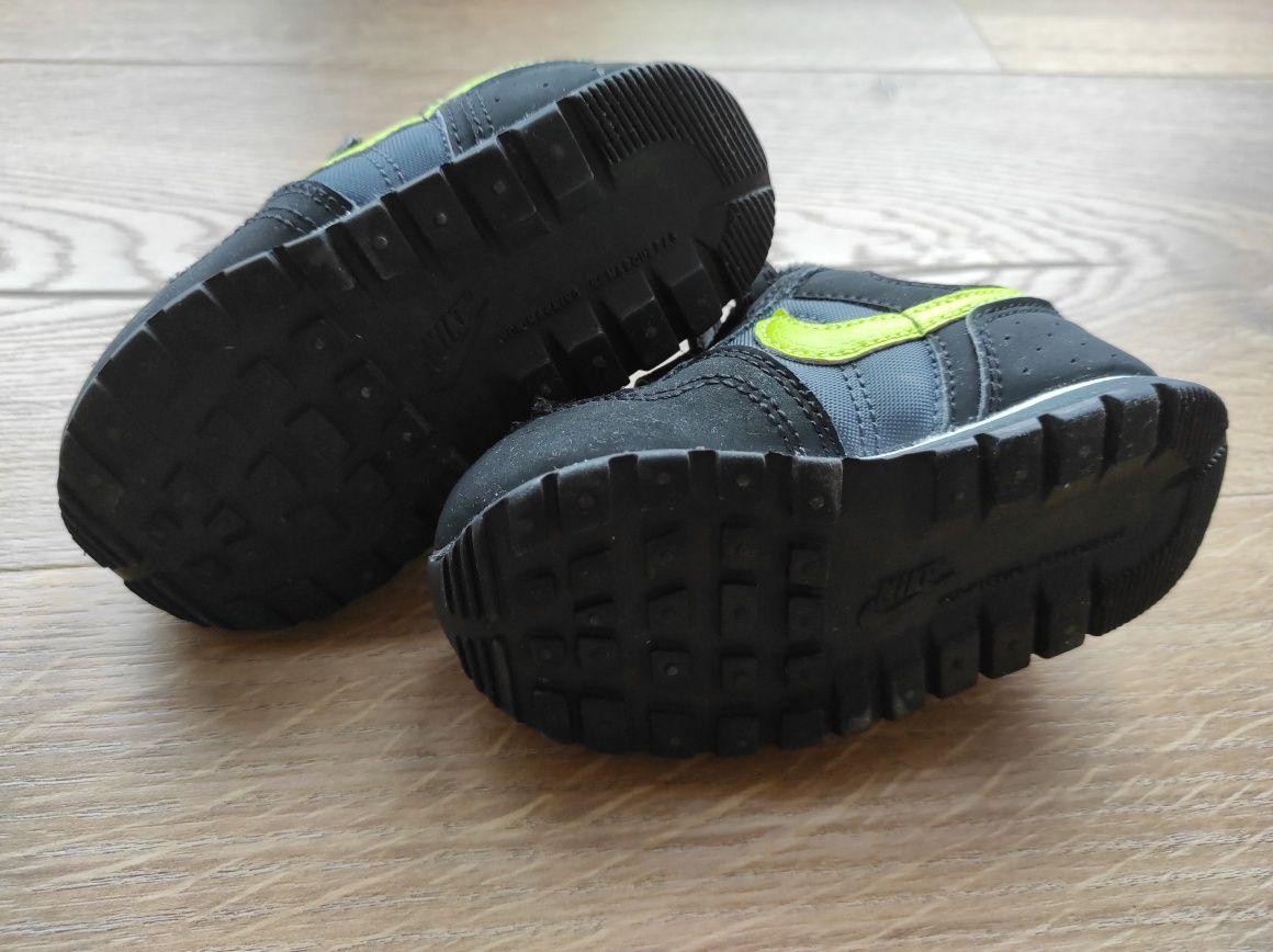 Buty sportowe Nike 22 czarne na rzepy, czyste i zadbane