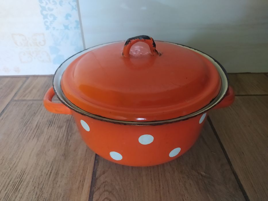 кастрюля с крышкой