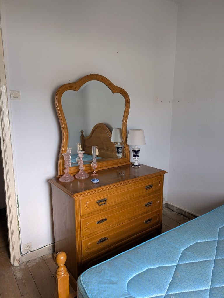 Quarto em madeira (cama 135x185 com estrado novo)