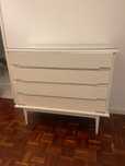 Cómoda em madeira, pintada em branco, estilo vintage.