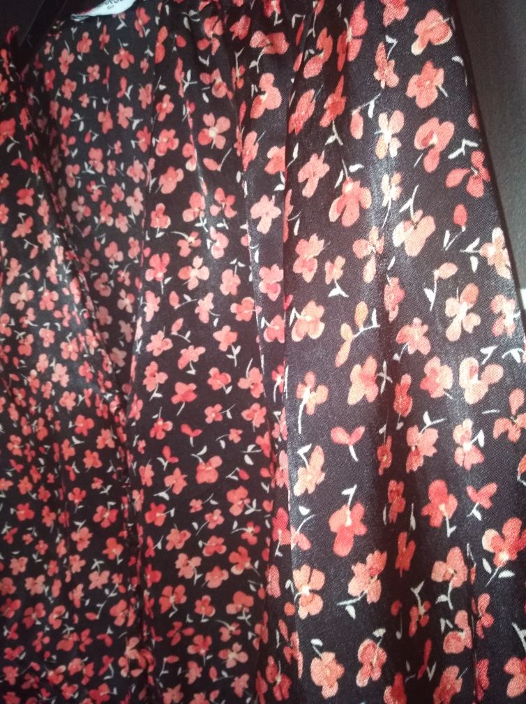 Blusa MANGO flores tamanho S (entre cavas 45cm)