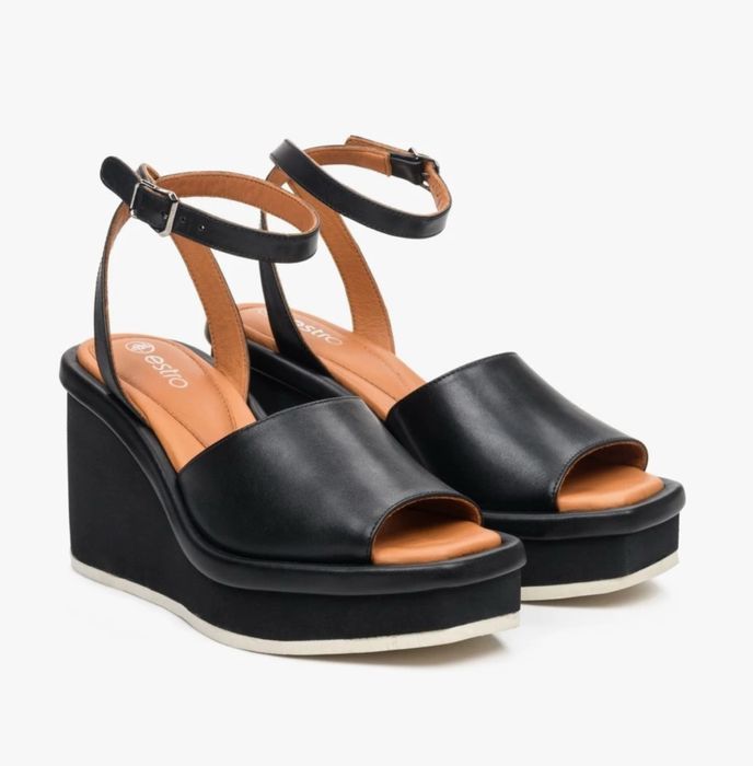 Босоніжки шкіряні Estro