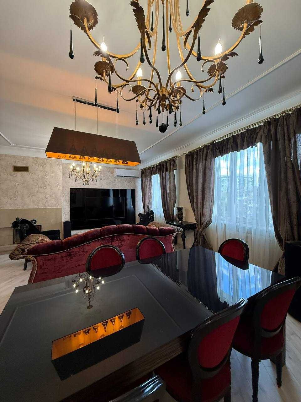 Шикарна 4к квартира. Простора зала, балкон-тераса