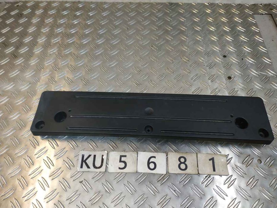 Jaguar I-Pace 18- подіум номерного знака перед KU5681 J9D313413B