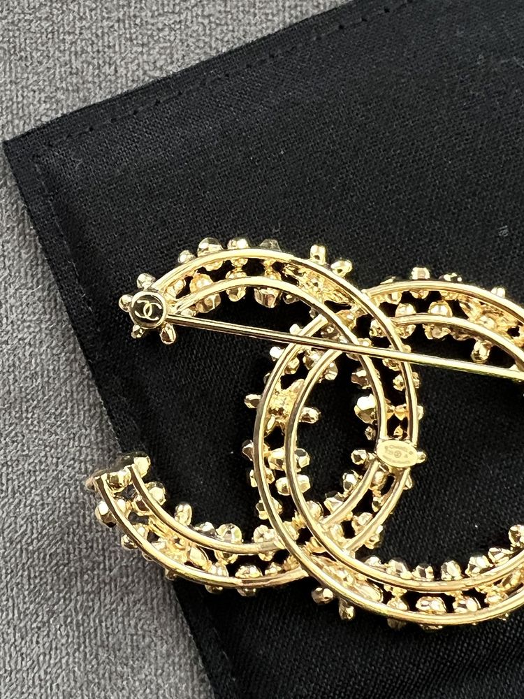 Nowa złota broszka Chanel