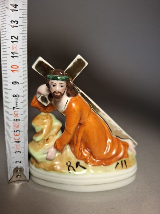 Figurka Jezus upada pod krzyżem biskwit