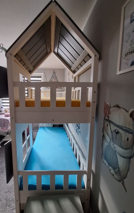 Łózko piętrowe domek