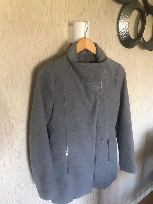 Casaco comprido cinzento