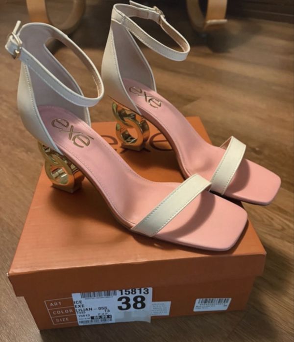 Sandálias exé em pele novas