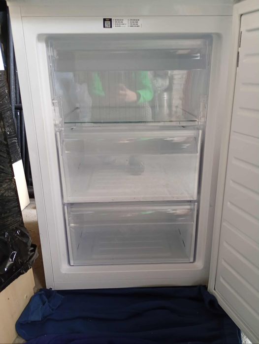 Sprzedam zamrażarkę Whirlpool . Mała zgrabna pojemna używana jeden rok