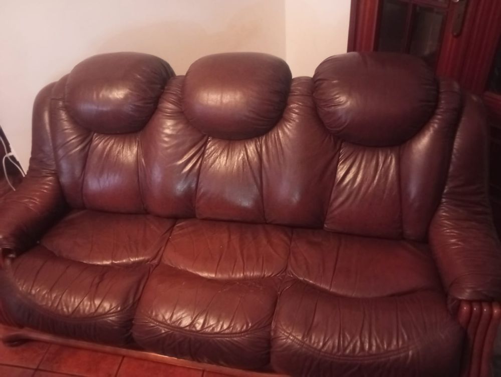 Sofá de pele com 2 poltronas