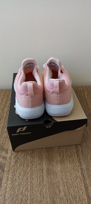 Женские кроссовки