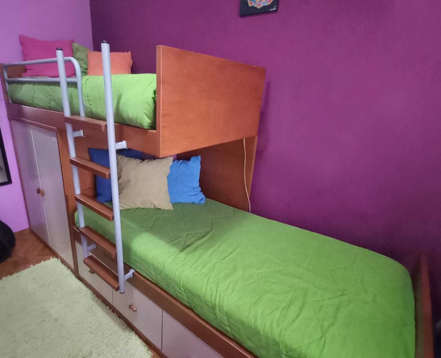 Quarto Beliche com gavetas e guarda roupa