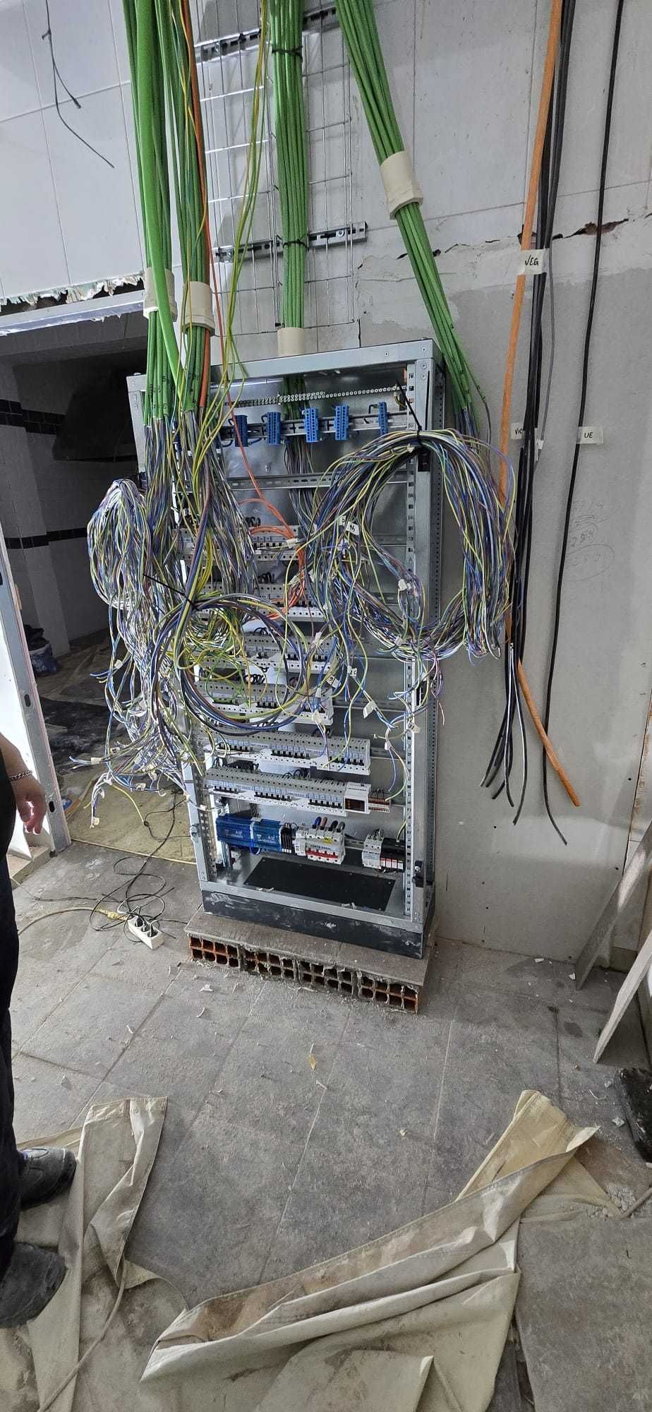 Eletricista certificado para Certificações e Quadros Elétricos