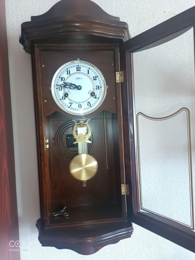Zegar wiszący bardzo dobrym stanie