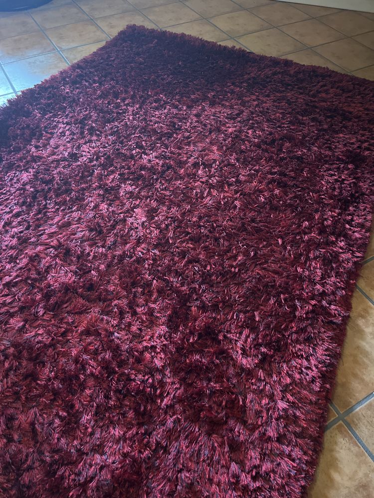Carpete vermelho escuro com fios pretos