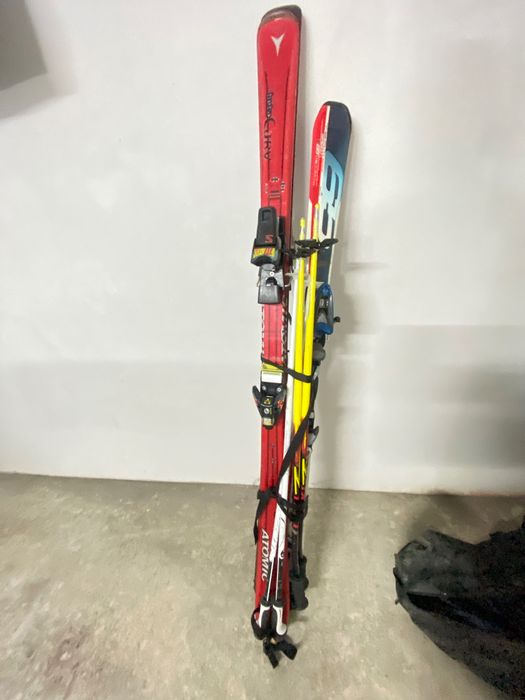 Skis e botas com luvas para ir a neve