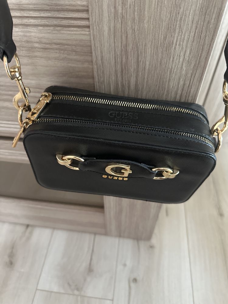 Сумочка Guess.