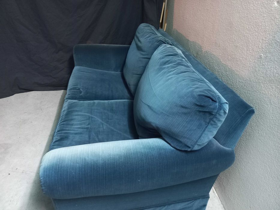 Sofá de 2 lugares em Veludo Azul Petróleo.