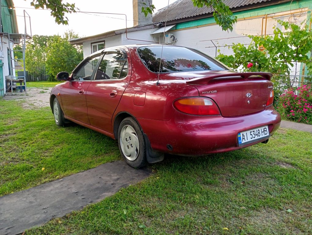 Авто в хорошому стані Хюндай Лантра, продам.