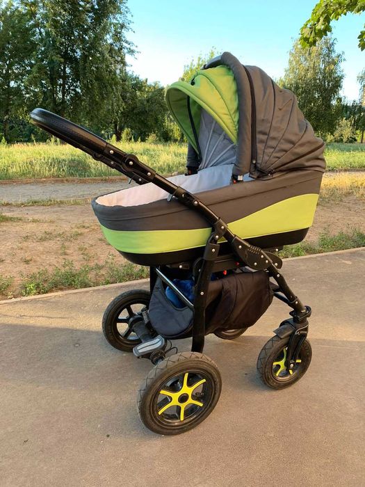 Продам универсальную коляску 2в1
