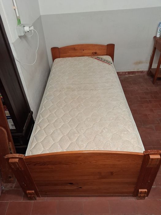 Cama individual em bom estado