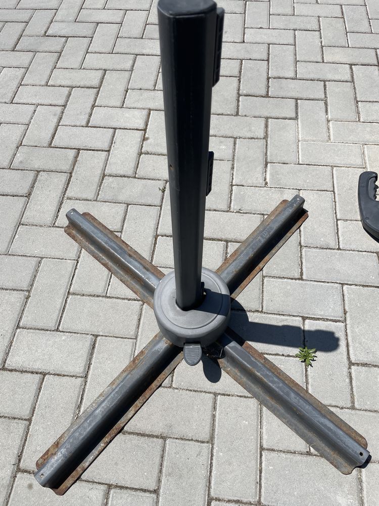 Chapéu de sol com bases de cimento